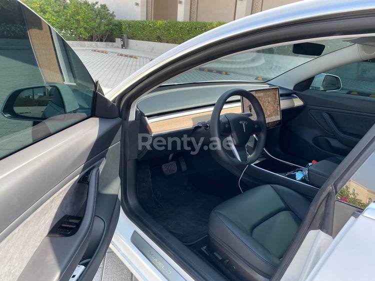 Blanc Tesla Model 3 en location à Dubai 3