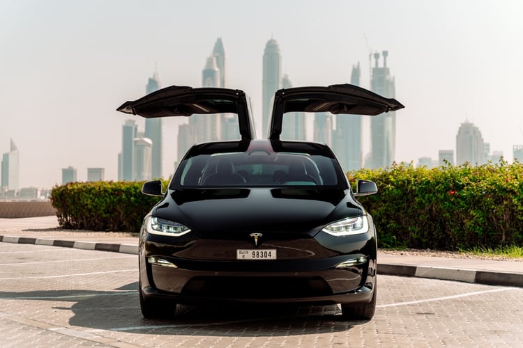 Schwarz Tesla Model X Plaid zur Miete in Dubai 2