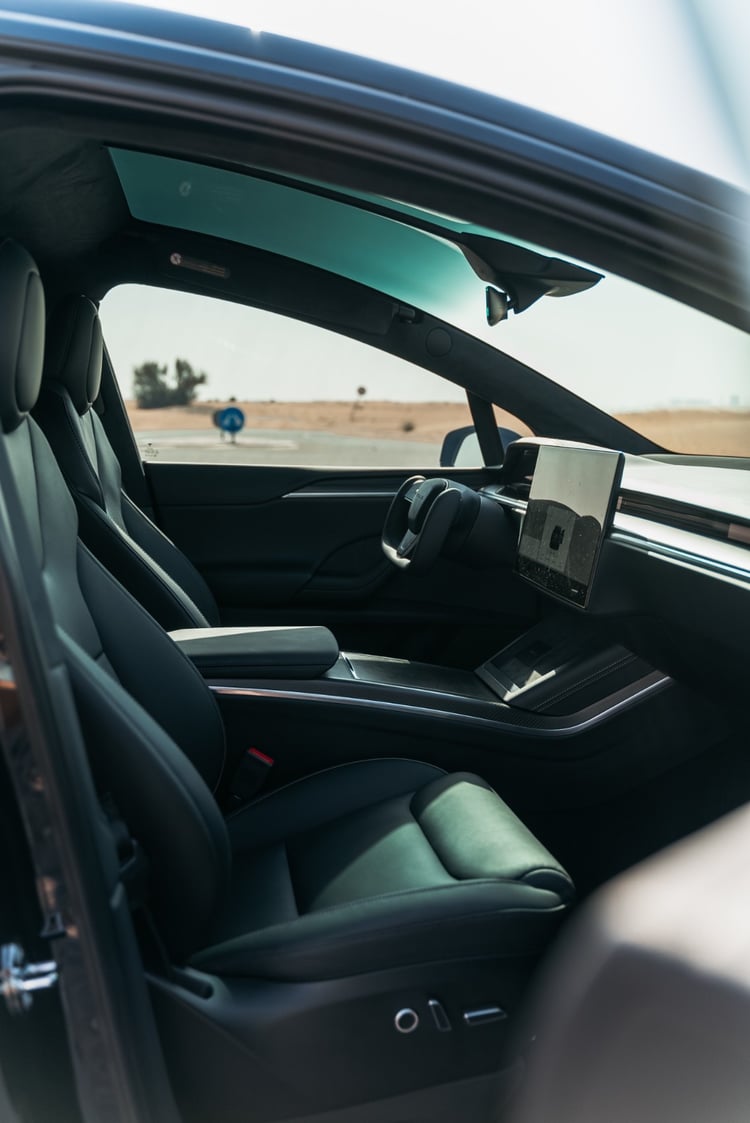 Negro Tesla Model X Plaid en alquiler en Dubai 5