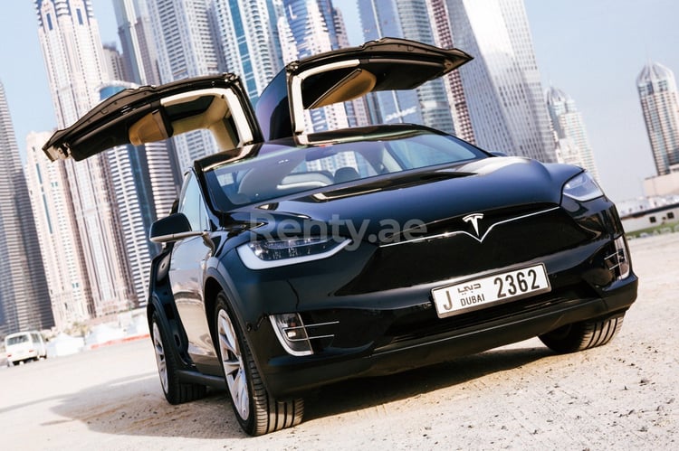 أسود Tesla Model X للإيجار في دبي 1