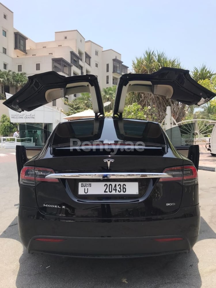 Schwarz Tesla Model X zur Miete in Dubai 0