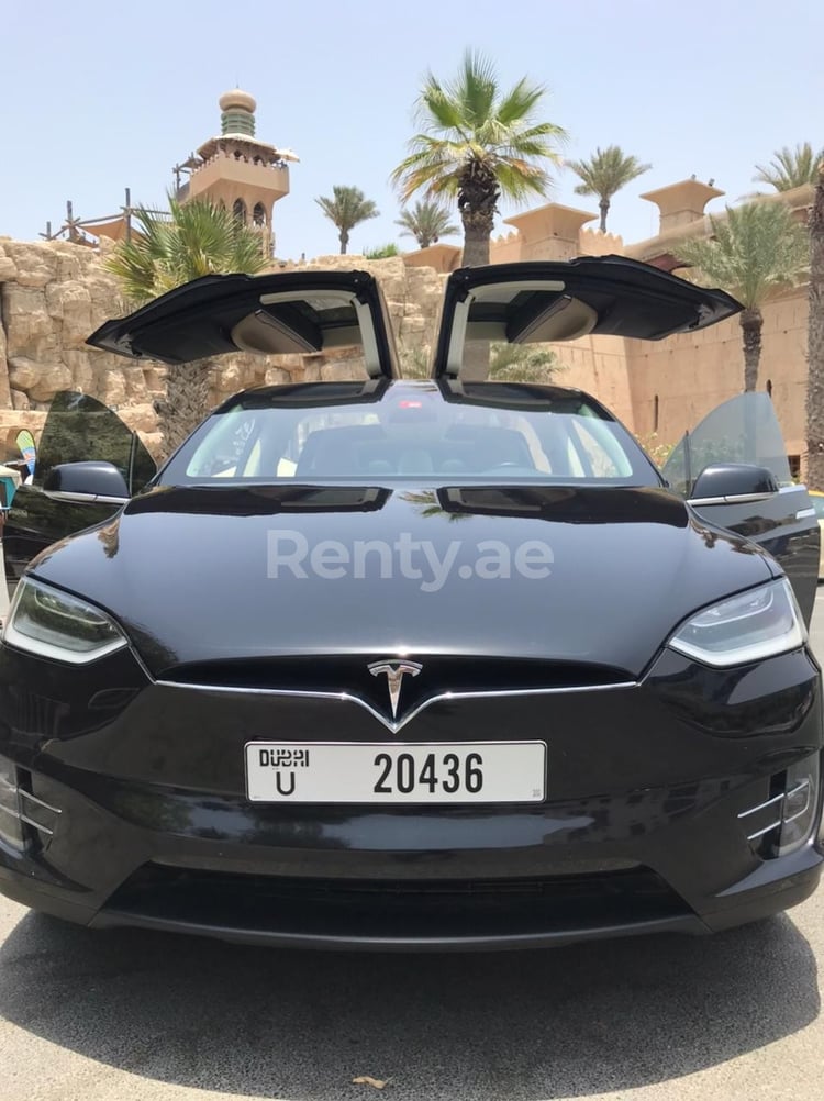 Черный Tesla Model X в аренду в Дубай 2