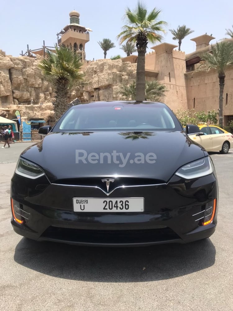 Negro Tesla Model X en alquiler en Abu-Dhabi 5