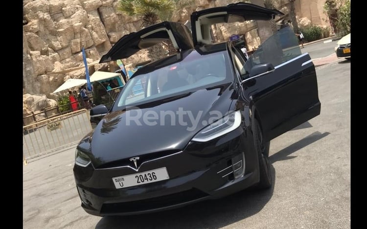 Negro Tesla Model X en alquiler en Sharjah