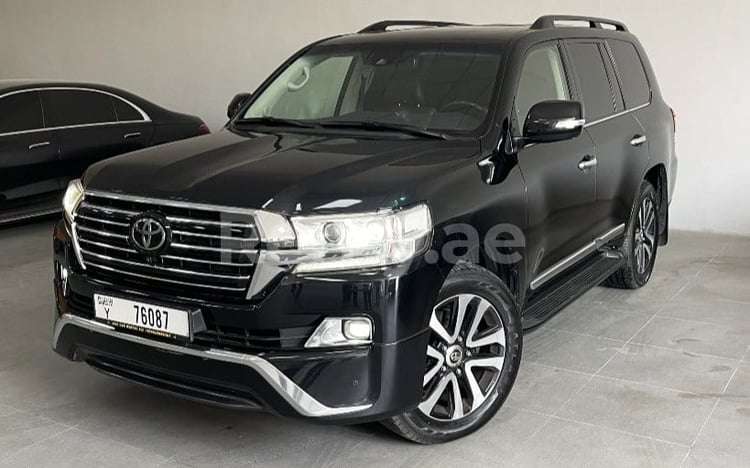 在阿布扎比租赁黑色 Toyota Land Cruiser 200