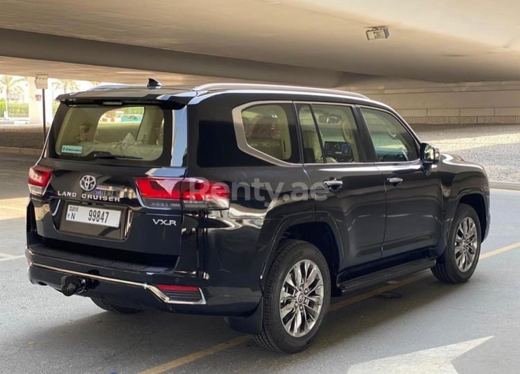 Negro Toyota Land Cruiser en alquiler en Dubai 1