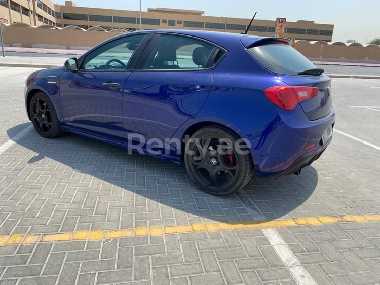 Bleue Alfa Romeo Giulietta en location à Abu-Dhabi 0