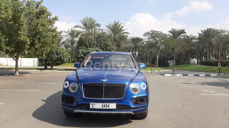 Bleue Bentley Bentayga en location à Dubai 1