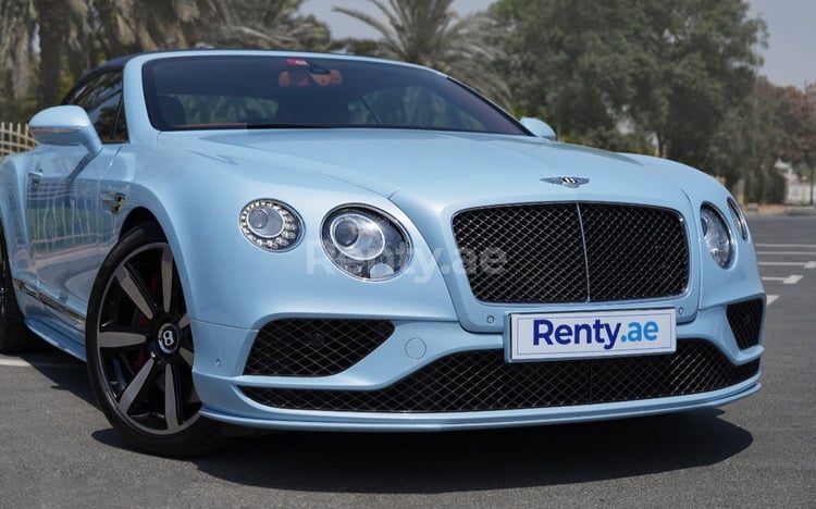 Bleue Bentley GT Convertible en location à Sharjah