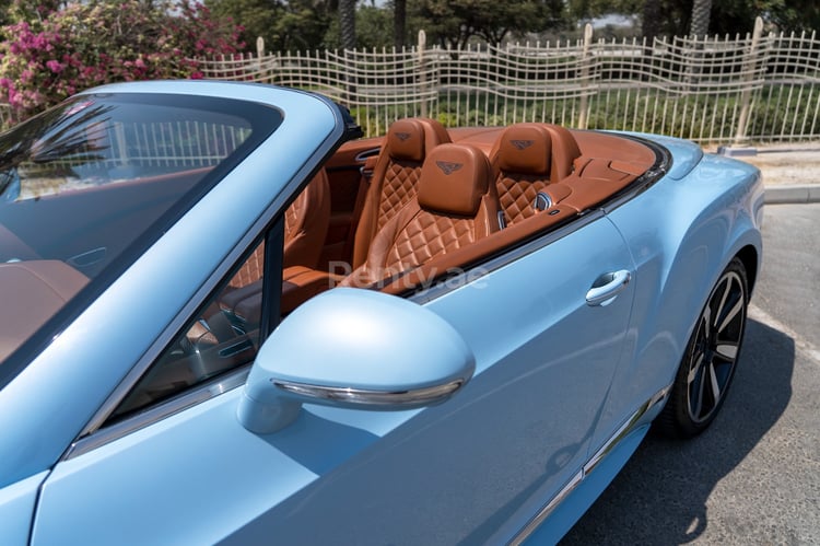 Azul Bentley GT Convertible en alquiler en Dubai 2