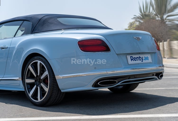 Azul Bentley GT Convertible en alquiler en Abu-Dhabi 4