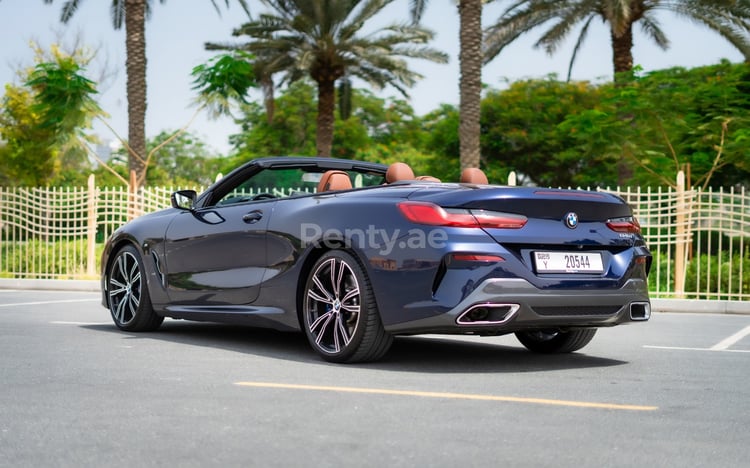 Azul Oscuro BMW 840i cabrio en alquiler en Dubai 1