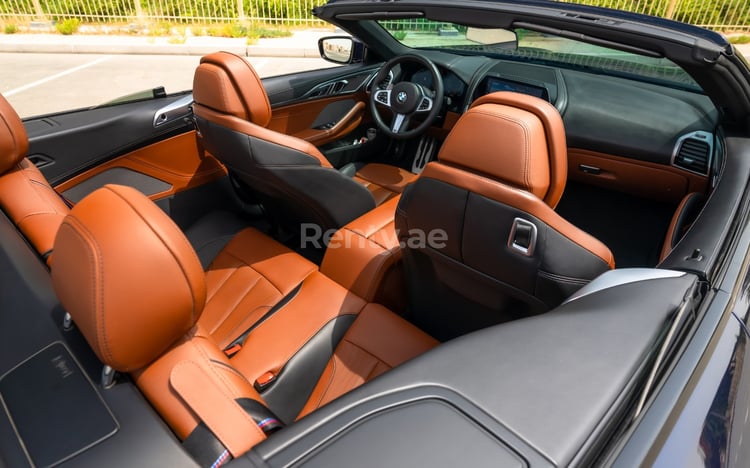 أزرق غامق BMW 840i cabrio للإيجار في أبو ظبي 3