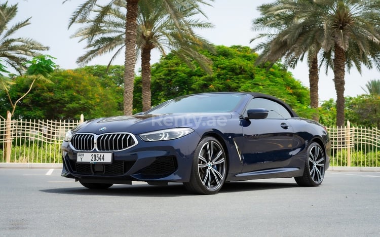 Dunkelblau BMW 840i cabrio zur Miete in Abu-Dhabi