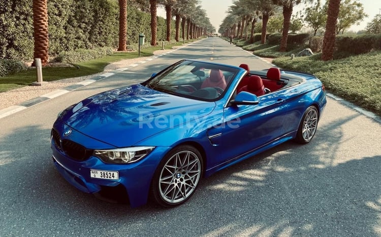 Azul BMW 430i cabrio en alquiler en Sharjah