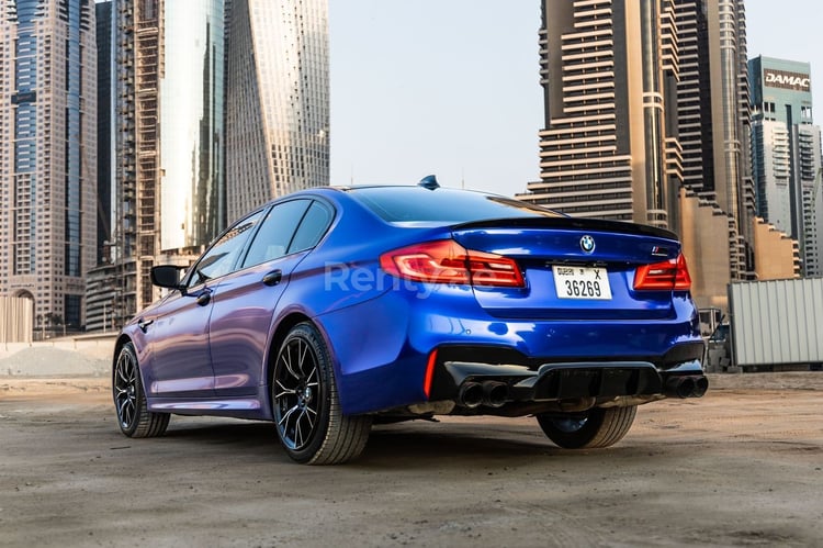 Blu BMW 5 Series in affitto a Abu-Dhabi 0