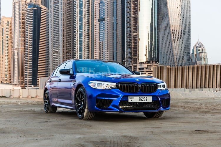 Azul BMW 5 Series en alquiler en Sharjah 5