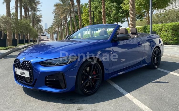 Bleue BMW 4 Series, 440i en location à Sharjah