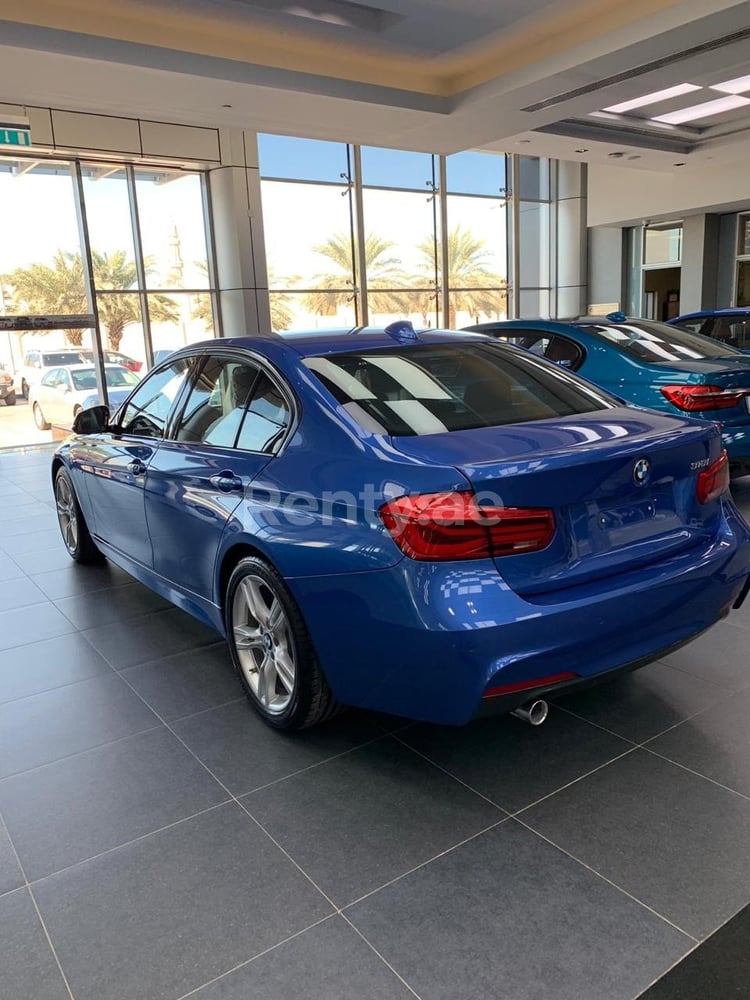 Bleue BMW 318 en location à Sharjah 4