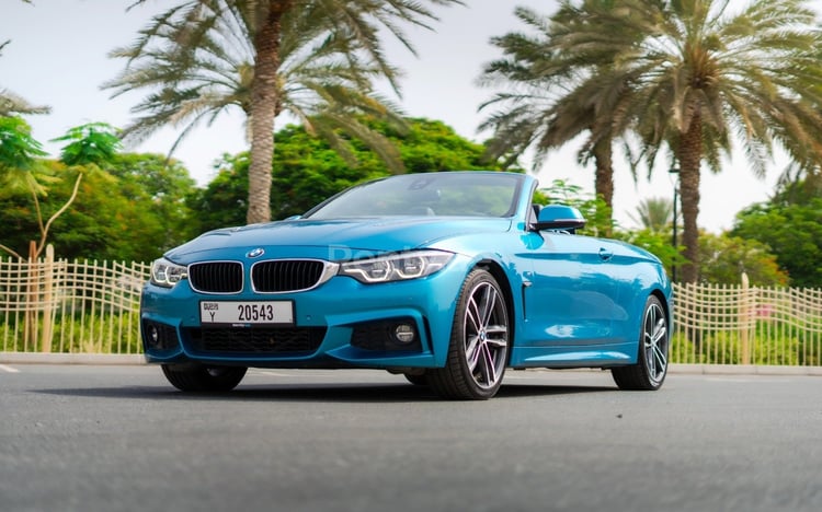 Bleue BMW 430i  cabrio en location à Dubai