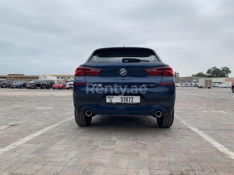 Blau BMW X2 zur Miete in Abu-Dhabi 4