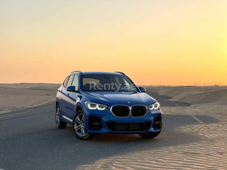 Bleue BMW X1 M en location à Abu-Dhabi 4