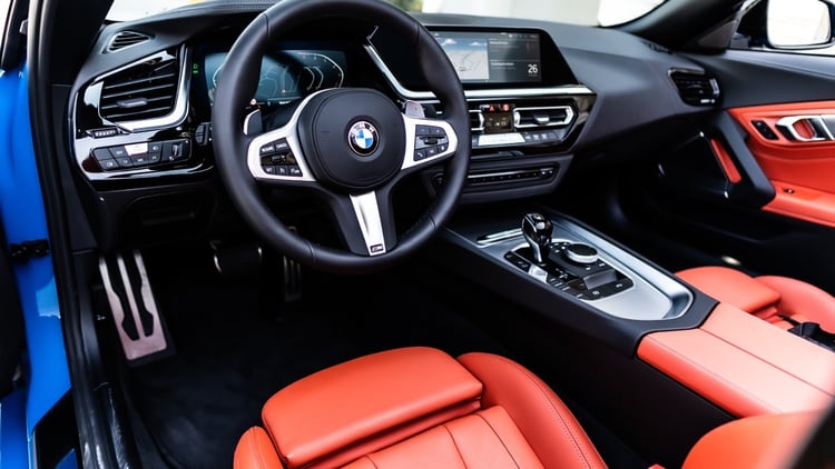 أزرق BMW Z4 للإيجار في دبي 3