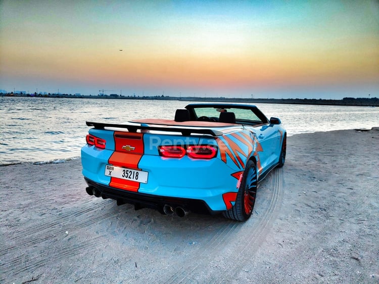 Azul CAMARO GULF LIVERY EDITION en alquiler en Abu-Dhabi 2