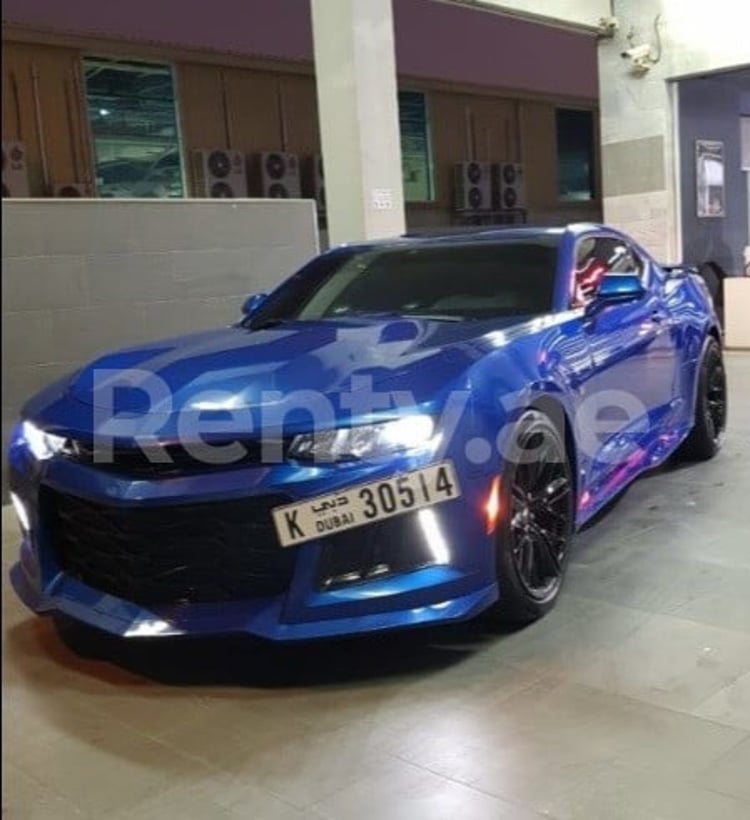 أزرق Chevrolet Camaro Coupe للإيجار في دبي