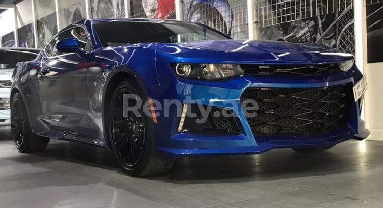 Azul Chevrolet Camaro Coupe en alquiler en Dubai 0