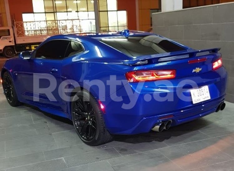 Azul Chevrolet Camaro Coupe en alquiler en Dubai 3