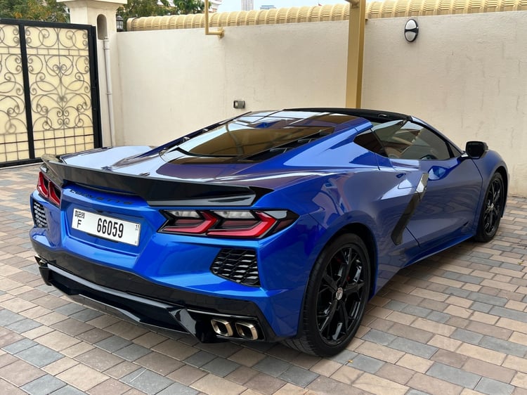 Blau Chevrolet Corvette zur Miete in Dubai 6