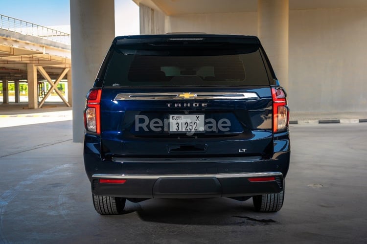 Blau Chevrolet Tahoe zur Miete in Sharjah 1