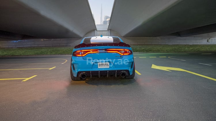 Azul Dodge Charger en alquiler en Dubai 1