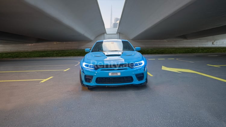 Azul Dodge Charger en alquiler en Dubai 2