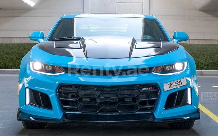 أزرق Chevrolet Camaro evo dynamic للإيجار في دبي