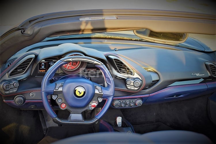 Bleue Ferrari 488 Spyder en location à Sharjah 3