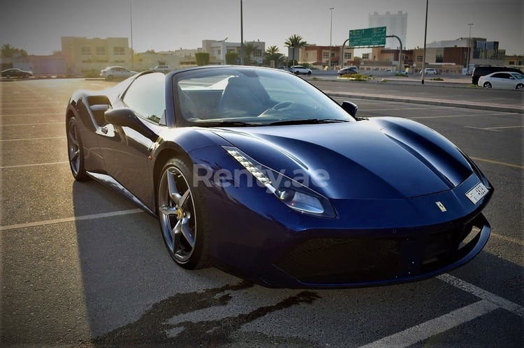 在沙迦租赁蓝色 Ferrari 488 Spyder 5