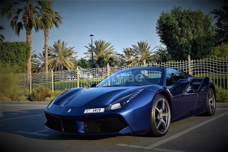 在迪拜租赁蓝色 Ferrari 488 Spyder 6