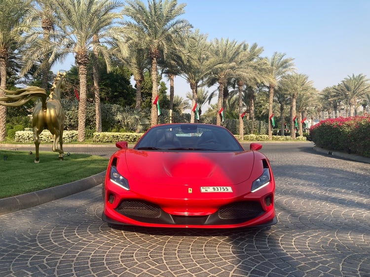 Rouge Ferrari F8 Spider en location à Abu-Dhabi 0