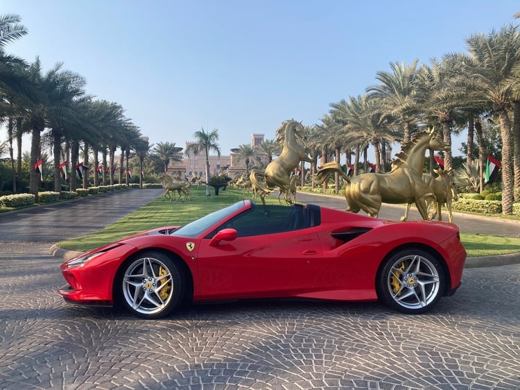 أحمر Ferrari F8 Spider للإيجار في أبو ظبي 1