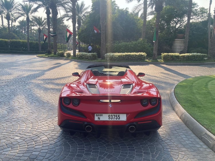 在沙迦租赁红色 Ferrari F8 Spider 3