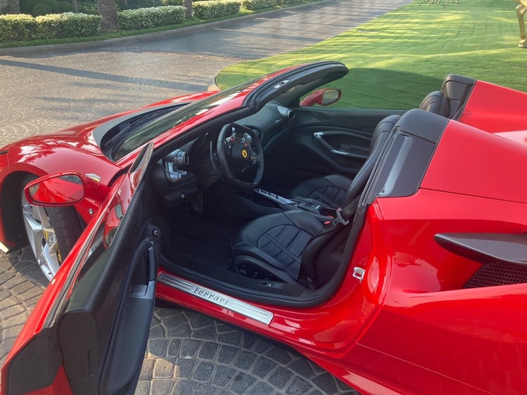 rojo Ferrari F8 Spider en alquiler en Dubai 4