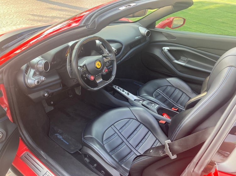 rojo Ferrari F8 Spider en alquiler en Abu-Dhabi 5