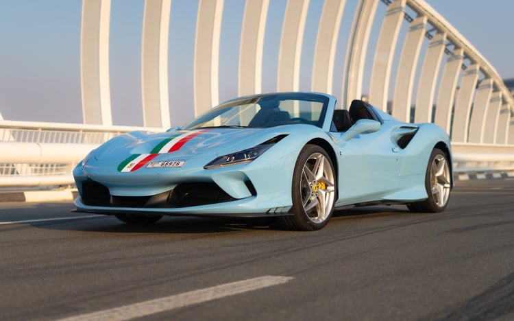 Blau Ferrari F8 Tributo Spyder zur Miete in Sharjah