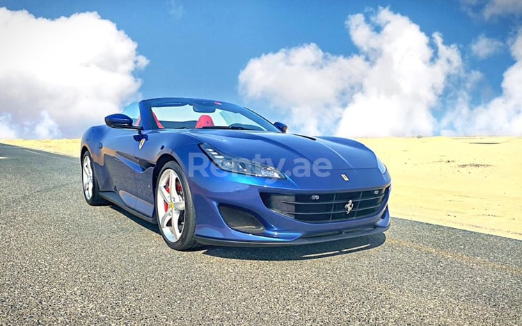 在迪拜租赁蓝色 Ferrari Portofino Rosso