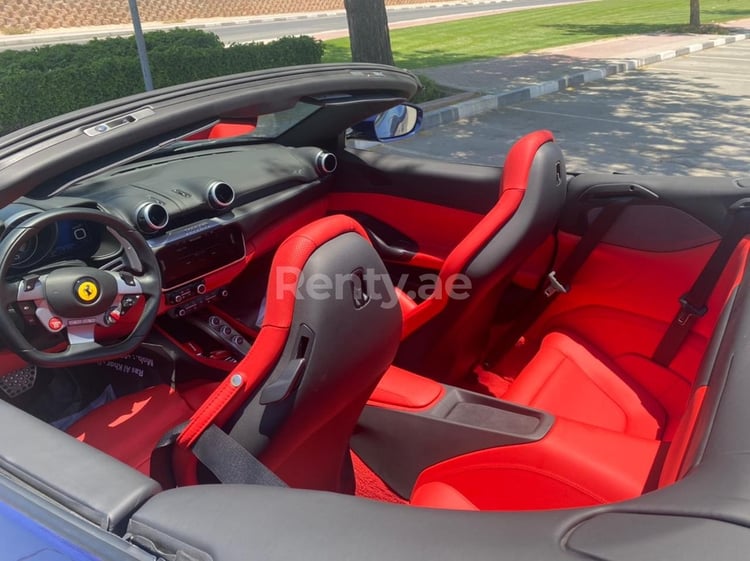 Bleue Ferrari Portofino Rosso en location à Dubai 0