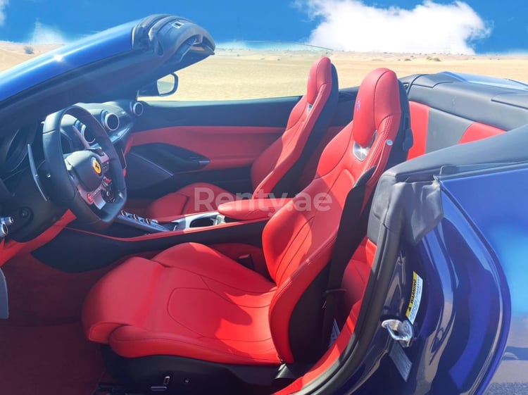 Bleue Ferrari Portofino Rosso en location à Abu-Dhabi 4