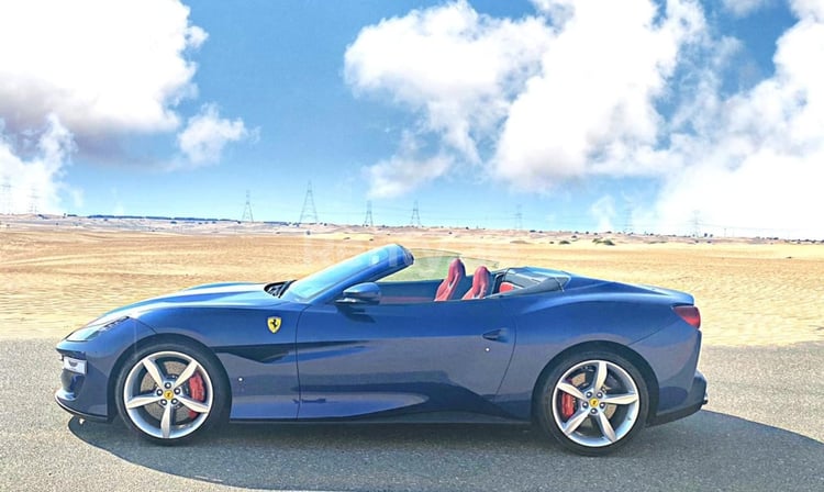 Bleue Ferrari Portofino Rosso en location à Abu-Dhabi 6