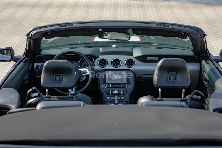 Blau Ford Mustang Cabrio zur Miete in Sharjah 2